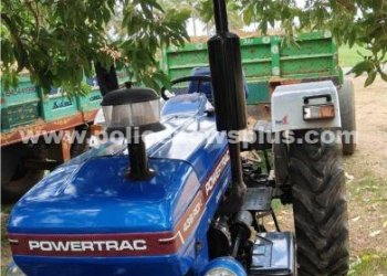 டிராக்டர்களை மணலுடன் பறிமுதல் செய்த காவல்துறையினர்