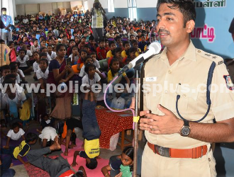 மாணவர்களை பாராட்டிய காவல் கண்காணிப்பாளர்