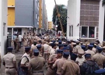 கல்லூரியை சுற்றியுள்ள தனியார் விடுதிகளில் போலீசார் சோதனை