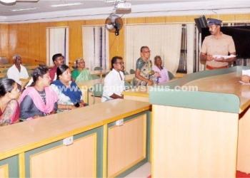 பொதுமக்களிடமிருந்து மனுக்களை பெற்ற S.P