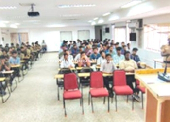 பொறியியல் கல்லூரியில் விழிப்புணர்வு ஏற்படுத்திய S.P