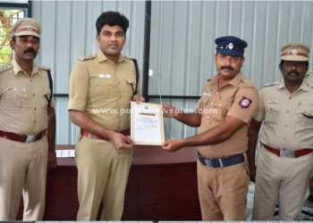 நீதிமன்ற காவலர்களுக்கு சான்றிதழ் வழங்கிய S.P
