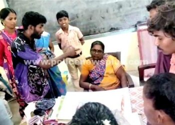 பெற்றோர்கள்  பள்ளியை முற்றுகையிட்டு போராட்டம்