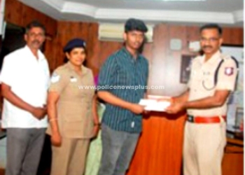 சிறப்பு கல்வி உதவித்தொகை வழங்கிய S.P