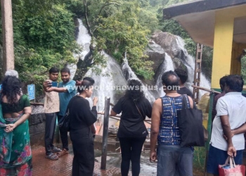 ஐந்தருவி நீர்வீழ்ச்சியில் சுற்றுலா பயணிகளுக்கு குளிக்க தடை