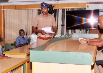 பொது மக்களிடம் இருந்து மனுக்களை பெற்ற எஸ் பி