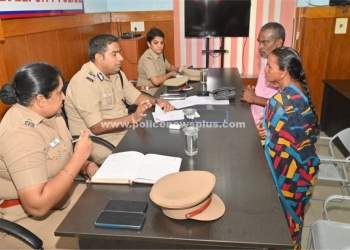 புகார் மனுக்களை பெற்ற காவல் ஆணையர்