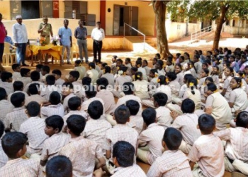 பள்ளியில் எஸ்.பி விழிப்புணர்வு