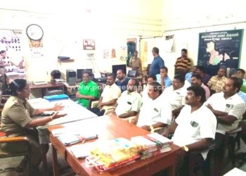 காவல் நிலையத்தில் வணிகர்கள் ஆலோசனை கூட்டம்