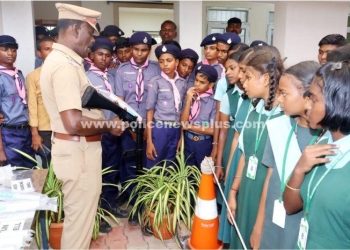 மாணவ மாணவியருக்கு காவல்துறையின் ஆயுத கண்காட்சி
