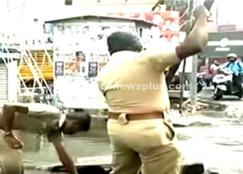 கால்வாயில் ஏற்பட்ட அடைப்பை சரி செய்த காவலர்கள்