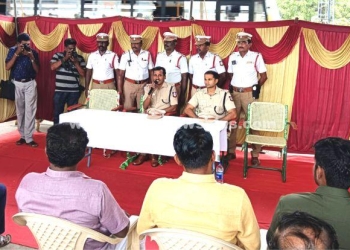 போக்குவரத்து விழிப்புணர்வு ஏற்படுத்திய காவல்துறையினர்