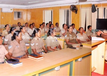 பெண் காவலர்களை நியமித்து அறிவுரை வழங்கிய S.P