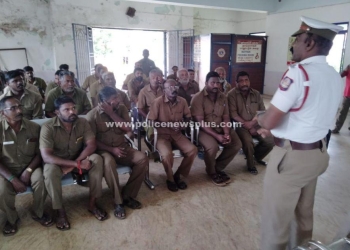 அறிவுரை  வழங்கிய போக்குவரத்து காவல் ஆய்வாளர்