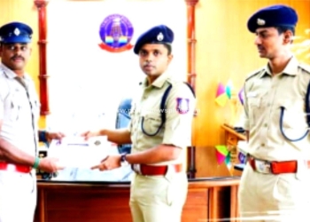 காவல்துறையினருக்கு வெகுமதி வழங்கிய எஸ்.பி