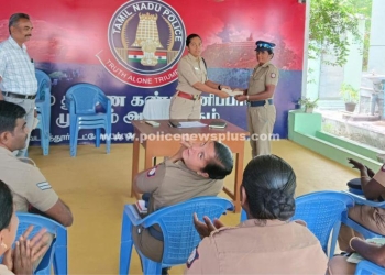 நீதிமன்ற காவலர்களை பாராட்டிய டி.எஸ்.பி