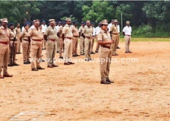 காவல்துறையினரின் கவாத்து பயிற்சியை பார்வையிட்ட எஸ்.பி