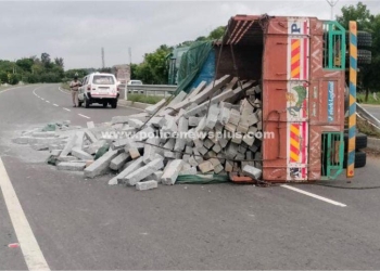 லாரி கவிழ்ந்து விபத்து போலீசார் விசாரணை