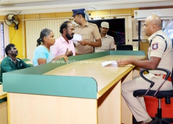 காவல் கண்காணிப்பாளரிடம் மனு கொடுத்த பொதுமக்கள்