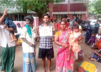 தர்ணாவில் ஈடுபட்ட நரிக்குறவர் இன மக்கள்