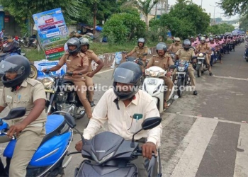 சுற்றுலா பயணிகளுக்கு விழிப்புணர்வை ஏற்படுத்திய போலீசார்