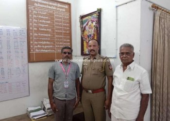 போலிசாருக்கு இனிப்புகள் வழங்கி வாழ்த்து தெரிவித்த குடியுரிமை நிருபர்கள்