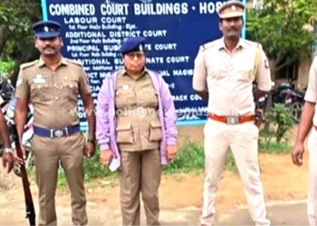 நீதிமன்ற வளாகத்தில் போலீசார் துப்பாக்கி ஏந்தி  பாதுகாப்பு