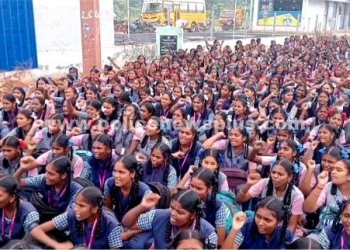 ஆசிரியருக்கு ஆதரவாக மாணவர்கள் போராட்டம்