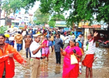 தொடர் மழையில் அயராது உழைத்து வரும் காவல்துறையினர்