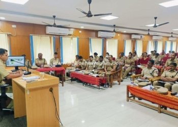 காவல்துறை அலுவலக கூட்ட அரங்கில் ஆய்வுக்கூட்டம்