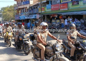 காவல்துறையினர் தலைக்கவசம் அணிவது குறித்து விழிப்புணர்வு