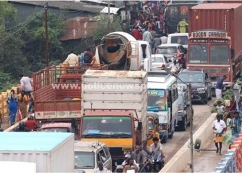 வாகனங்கள் போக்குவரத்து நெரிசலில் சிக்கி தவிப்பு