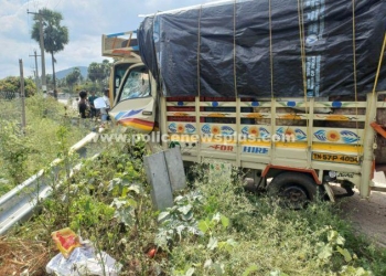 சரக்கு வேன் டிரைவரின் கட்டுப்பாட்டை இழந்து விபத்து