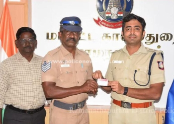 இலவச பயண அட்டை வழங்கிய எஸ்.பி