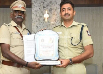 டி.எஸ்.பியை பாராட்டி பணி சான்றிதழ் வழங்கிய எஸ்.பி