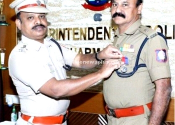 சிறப்பான பணியை பாராட்டி காவலர்களுக்கு பதக்கம் வழங்கிய எஸ்.பி