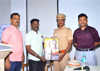 சிறப்பு உதவி ஆய்வாளருக்கு பரிசு வழங்கிய குடியுரிமை நிருபர்