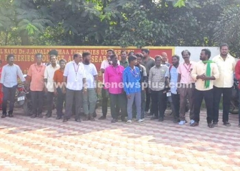 பணியாளர்கள் பணியை புறக்கணித்து போராட்டம்