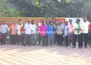 பணியாளர்கள் பணியை புறக்கணித்து போராட்டம்