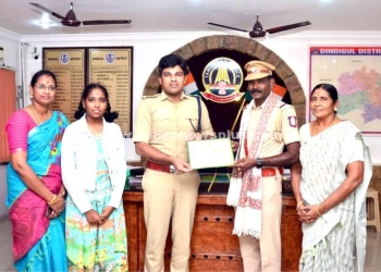 சிறப்பு சார்பு ஆய்வாளருக்கு சான்றிதழ் வழங்கிய எஸ்.பி