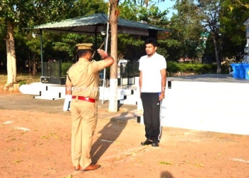 காவலர்களின் கவாத்து பயிற்சியினை பார்வையிட்ட எஸ்.பி