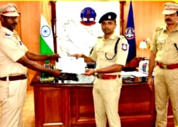 காவல்துறையினருக்கு பாராட்டு சான்றிதழ் வழங்கும் நிகழ்வு