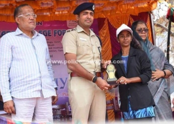 மாணவிகளுக்கு பரிசுகள் வழங்கிய எஸ்.பி