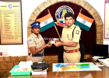 இலவச பேருந்து ஸ்மார்ட் கார்டை வழங்கிய எஸ்.பி