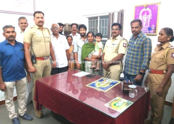 தவறவிட்ட நகையினை உரிய நபரிடம் ஒப்படைத்த காவல்துறையினர்