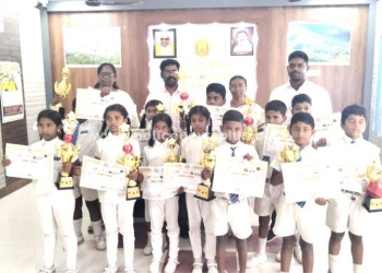 போட்டியில் வெற்றி பெற்றவர்களை பாராட்டிய வட்டாட்சியர்