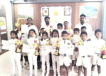 போட்டியில் வெற்றி பெற்றவர்களை பாராட்டிய வட்டாட்சியர்