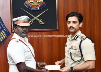 போக்குவரத்து காவலருக்கு வெகுமதி வழங்கிய காவல் ஆணையர்