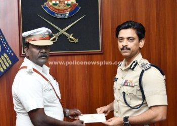 போக்குவரத்து காவலருக்கு வெகுமதி வழங்கிய காவல் ஆணையர்