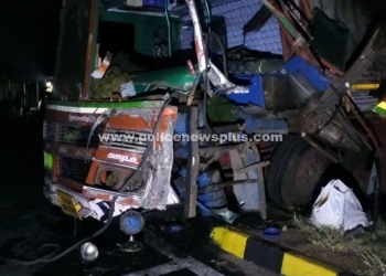 மின்விளக்கு கம்பத்தில் லாரி மோதி விபத்து